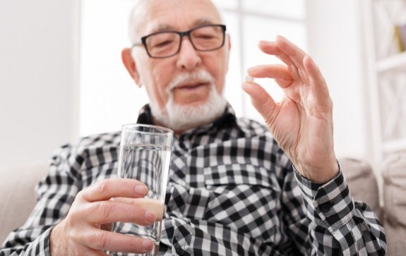 Dentist holding antibiotic therapy pill